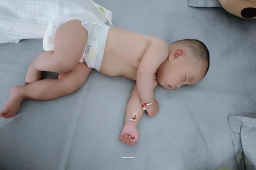 枣阳宝宝睡觉爱翻身